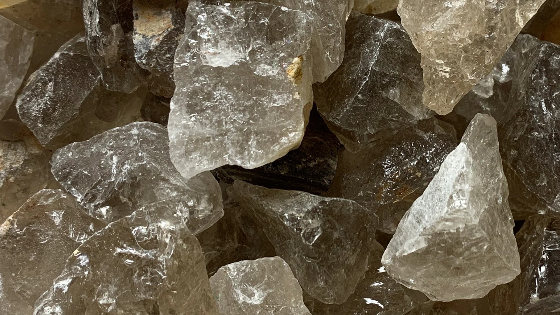 スモーキークォーツとは？石言葉や効果・人を選ぶ・怖い噂は本当