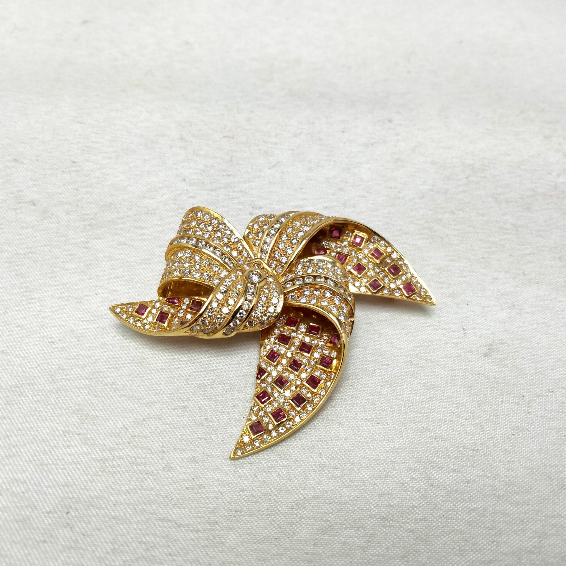 K18 ルビーダイヤブローチ R1.34ct D2.75ctの買取価格相場｜ブランド品